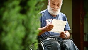 Eberhard Winiarski, der in einer Wohngruppe der Diakonie Stetten lebt,  liest seinen  Brief immer wieder gerne durch. Foto: Gottfried Stoppel