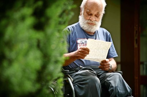 Eberhard Winiarski, der in einer Wohngruppe der Diakonie Stetten lebt,  liest seinen  Brief immer wieder gerne durch. Foto: Gottfried Stoppel
