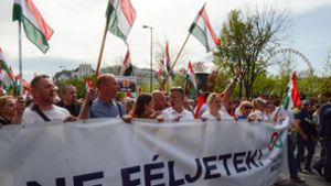 Der ehemalige Insider der ungarischen Regierungspartei Fidesz, Peter Magyar (M.), führt in Budapest eine Demonstration gegen den ungarischen Ministerpräsident Viktor Orban an. Foto: Justin Spike/AP/dpa