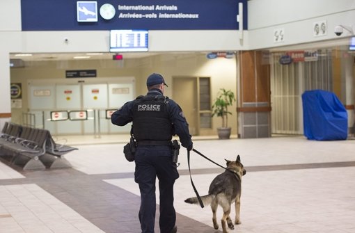 Ein Polizist mit Sprengstoffhund am Halifax Stanfield International Airport Foto: dpa