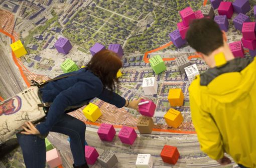 So entsteht ein neues  Stadtquartier: Auf einem Luftbild  werden die Vorschläge der Teilnehmer konkreten Plätzen zugeordnet. Foto: Lichtgut/Leif Piechowski
