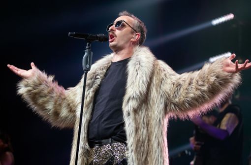 Felljacke, Porno-Brille und Schnurrbart – Jan Böhmermanns Outfit auf der Bühne der Ludwigsburger MHP Arena war so auffällig wie seine Songs. Foto: APA