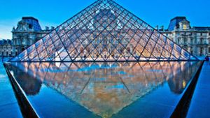 Die Glaspyramide im Innenhof des Louvre dient als Haupteingang für das Pariser Museum. Foto: imago images/Jose Peral