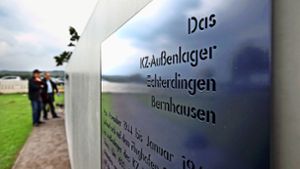 Eine Gedenkstätte nahe des US-Airfields erinnert an die Schrecken, welche Männer jüdischer Herkunft auch auf den Fildern erleben mussten. Foto: Horst Rudel