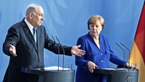 Bundeskanzlerin Angela Merkel (rechts, CDU) und Benjamin Netanjahu, Ministerpräsident von Israel, äußern sich in einer gemeinsamen Pressekonferenz nach ihrem Gespräch im Bundeskanzleramt. Foto: dpa