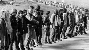 An der Menschenkette vom 22. Oktober 1983 von Stuttgart nach Neu-Ulm beteiligen sich 400 000 Menschen. Foto:  