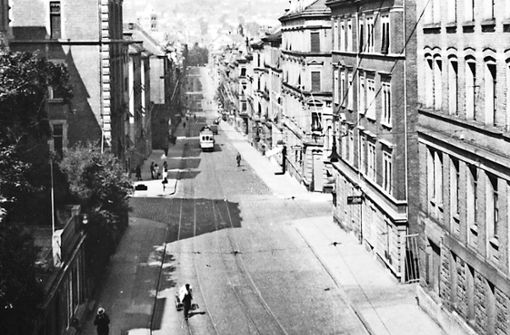 Blick in die Schwabstraße 1942. In dieser Gegend ist Lotte Schnurer aufgewachsen. Die Bildergalerie zeigt weitere Eindrücke aus Stuttgart-West in diesem Jahr. Foto: Stadtarchiv Stuttgart