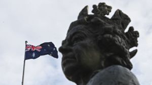 Australiens Flagge neben der Statue der Queen. Stirbt die Monarchin, hat das auch Konsequenzen für das Commonwealth-Land. Foto: imago/Lukas Coch