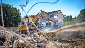 Der Abrissbagger leistet ganze Arbeit und zerlegt die zuletzt leer stehenden Häuser der Diakonie Stetten. Foto: Gottfried Stoppel