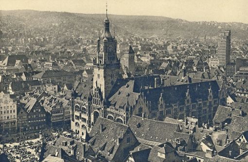 Von 1901 bis 1905 ist das alte Rathaus erbaut worden: Die Luftaufnahme  zeigt den Marktplatz und den Tagblattturm, der 1927/1928 gebaut worden ist. Foto: Paul Hommel
