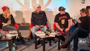 Oliver Koblenzer (rechts) plaudert mit Moderator Steffen Volkmer (schwarzes T-Shirt) über die Geschichte der von ihm mitbegründeten Kraftbierwerkstatt. Koblenzer war schon bei der Böblinger Premiere des Talkformats „Comics & Bier“  im Mai 2018 zu Gast. Foto: Rebecca Haar