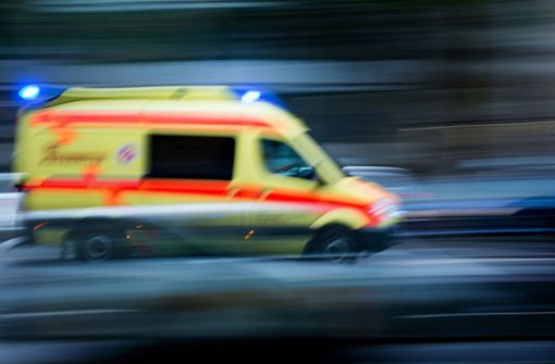 Ein Autofahrer hat sich mit einem Krankenwagen ein Rennen geliefert. (Symbolbild) Foto: picture alliance / dpa/Arno Burgi