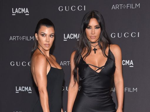Kourtney (l.) und Kim Kardashian fielen zuletzt durch einen heftigen Streit bei The Kardashians auf. Foto: DFree/Shutterstock.com