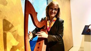 Museumschefin Stocker-Schwarz an der elektronischen Harfe Davids. Foto: Haar