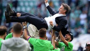Spieler des VfL Wolfsburg feiern nach dem Spiel gegen Augsburg ihren Trainer Bruno Labbadia. Foto: Bongarts/Getty Images