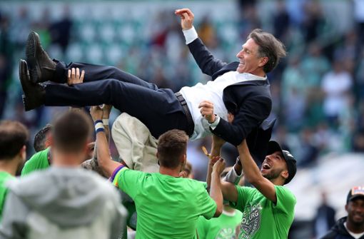 Spieler des VfL Wolfsburg feiern nach dem Spiel gegen Augsburg ihren Trainer Bruno Labbadia. Foto: Bongarts/Getty Images