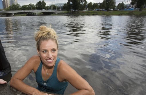 Angelique Kerber – erst gewinnt sie die Australian Open, dann löst sie eine Wette ein und springt in den Yarra River von Melbourne. Foto: AP
