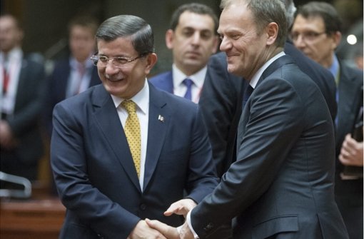 Der türkische Regierungschef Ahmet Davutoglu (links) und Ratspräsident Donald Tusk besiegeln die Einigung mit einem Handschlag. Foto:  