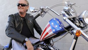 Seine Rolle in „Easy Rider“ hat ihn sein Leben lang begleitet: Peter Fonda im Jahr 2009 auf einem Nachbau des „Captain America“-Motorrads, das er im Film fuhr Foto: AP