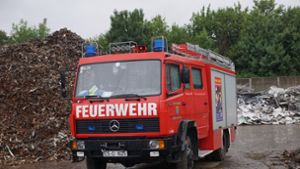 Die Feuerwehr rückte zu dem Großeinsatz in einen Abfallbetrieb in Dettingen aus. Foto: SDMG/Woelfl