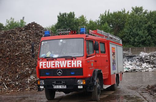 Die Feuerwehr rückte zu dem Großeinsatz in einen Abfallbetrieb in Dettingen aus. Foto: SDMG/Woelfl