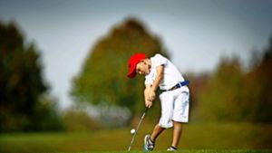 Früh übt sich –  ein junger Nachwuchsgolfer spielt auf  dem neuen öffentlichen Kurzplatz des Golfclubs Haghof. Foto: Gottfried Stoppel
