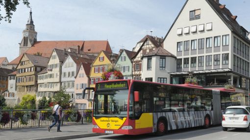 Mit den Einnahmen aus den Parkgebühren, die sukzessive in der gesamten Kernstadt von Tübingen eingeführt werden, soll der Bus günstiger werden. Foto: dpa/Franziska Kraufmann