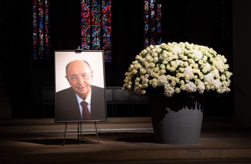Weiße Rosen im Gedenken an einen großen Mann: Berthold Leibinger. Foto: dpa