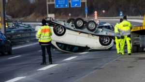 Ein spektakulärer Unfall hat sich am Samstag auf der A8 beim Leonberger Dreieck ereignet. Foto: SDMG