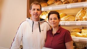 Ein Anblick, den es nicht mehr oft geben wird: Henoch und Ulrike Schulze in ihrer Bäckerei in der Asperger Königstraße Foto: /Deborah Schulze