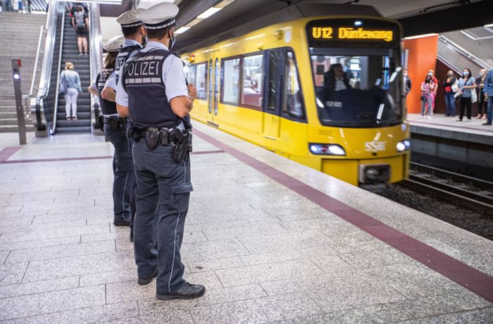 Stuttgart-Mitte: Frau an Stadtbahnhaltestelle begrapscht – Zeugen gesucht