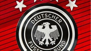 Stein des Anstoßes: Der Bundesadler im Logo des Deutschen Fußballbundes Foto: dpa