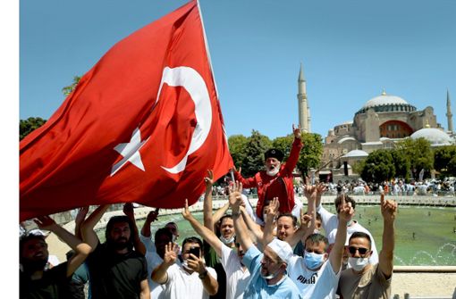 Türkischer Nationalstolz vor der Hagia Sophia Foto: AP/Yasin Akgul