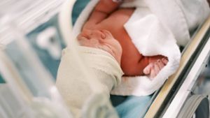 In Deutschland kommt etwa ein Drittel der Babys per Kaiserschnitt zur Welt. Foto: imago images/Cavan Images/via www.imago-images.de