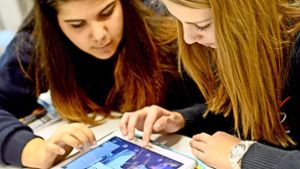 Mit speziellen Lernapps für digitale mobile Endgeräte soll der klassische Unterricht ergänzt werden.  Das Lernen könne so  attraktiver werden, hoffen Pädagogen. Foto: dpa