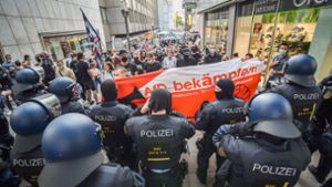 Die Polizei sah sich in einer Situation gezwungen, den Schlagstock gegen Gegendemonstranten einzusetzen. Foto: Lichtgut - Ferdinando Iannone/Ferdinando Iannone