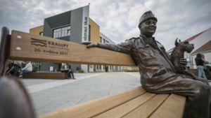 Vor dem Rathaus der tschechischen Stadt Kralupy nad Vltavou sitzt  seit 2017 eine  Bronzestatue von Josef Schwejk, der  Hauptfigur des  Romans „Der brave Soldat Schwejk“. Foto: dpa/Binter Tomas
