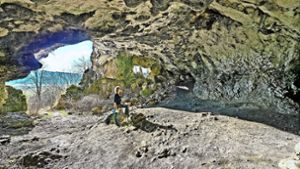 Schön anzuschauen: die Bocksteinhöhle im Lonetal (oben). Das rund 35 000 Jahre alte Mammut aus Mammutelfenbein (unten) wurde in der  Vogelherdhöhle gefunden. Foto: Helmut Schlaiß Langenau