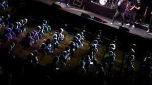 Probanden eines Großversuchs der Universitätsmedizin Halle/Saale verfolgen in der Arena Leipzig ein Konzert des Popsängers Tim Bendzko. Foto: dpa/Hendrik Schmidt
