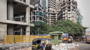 Müll und Wohngiganten aus Beton: Mumbais Stadtränder Foto: Peter Bialobrzeski