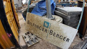 Ein Bauschild von Bilfinger Berger liegt an einer U-Bahnbaustelle in Düsseldorf.  Foto: dpa