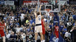 Sekunden später ist Dirk Nowitzki der sechstbeste Scorer der NBA-Geschichte. Foto: AP