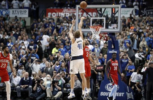 Sekunden später ist Dirk Nowitzki der sechstbeste Scorer der NBA-Geschichte. Foto: AP