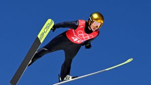 Die Disqualifikationen im Team-Wettbewerb sorgen bei Skispringerin Katharina Althaus nach wie vor für Unverständnis. Foto: AFP/Christof Stache