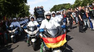 Berliner Polizisten 2014 bei der WM-Siegesfeier. Während der bevorstehenden EM dürfte es solche Bilder nicht geben. Foto: imago images/Eventpress/Eventpress Radke