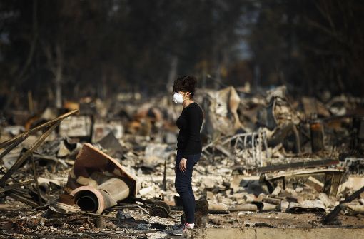 Verbrannte Träume. Eine Bewohnerin steht vor dem Überresten ihres Hauses. Foto:  