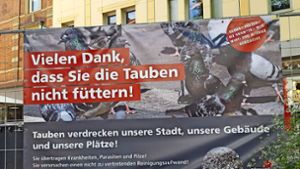 Die Stadt appelliert mit Plakaten an die Bürger, Tauben nicht zu füttern. Foto: StZ