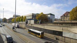 Vor dem Kulissengebäude der Oper (rechts) wird die B 14 in Tieflage geführt. Der Tunnel soll in Richtung Bad Cannstatt verlängert werden, doch das ist inzwischen umstritten. Foto: Lichtgut/Leif Piechowski
