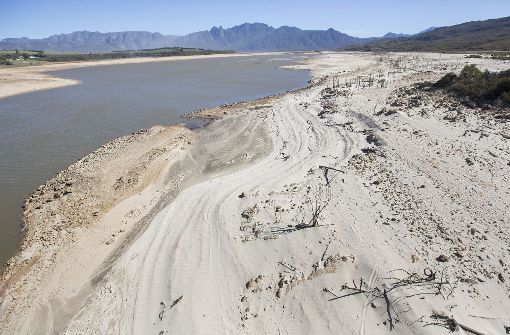 Der für die Versorgung wichtige Speichersee Theewaterskloof bei Kapstadt und andere Reservoire sind fast leer. Foto: dpa