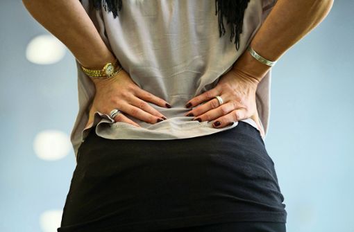Bewegungspausen beim Arbeiten helfen, Rückenbeschwerden vorzubeugen. Auch im Homeoffice sollte die Bewegung nicht zu kurz kommen. Foto: dpa/Arno Burgi